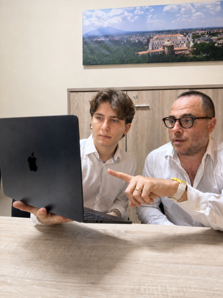 Carlo Di Stasio durante un’attività di progettazione digitale con un collaboratore